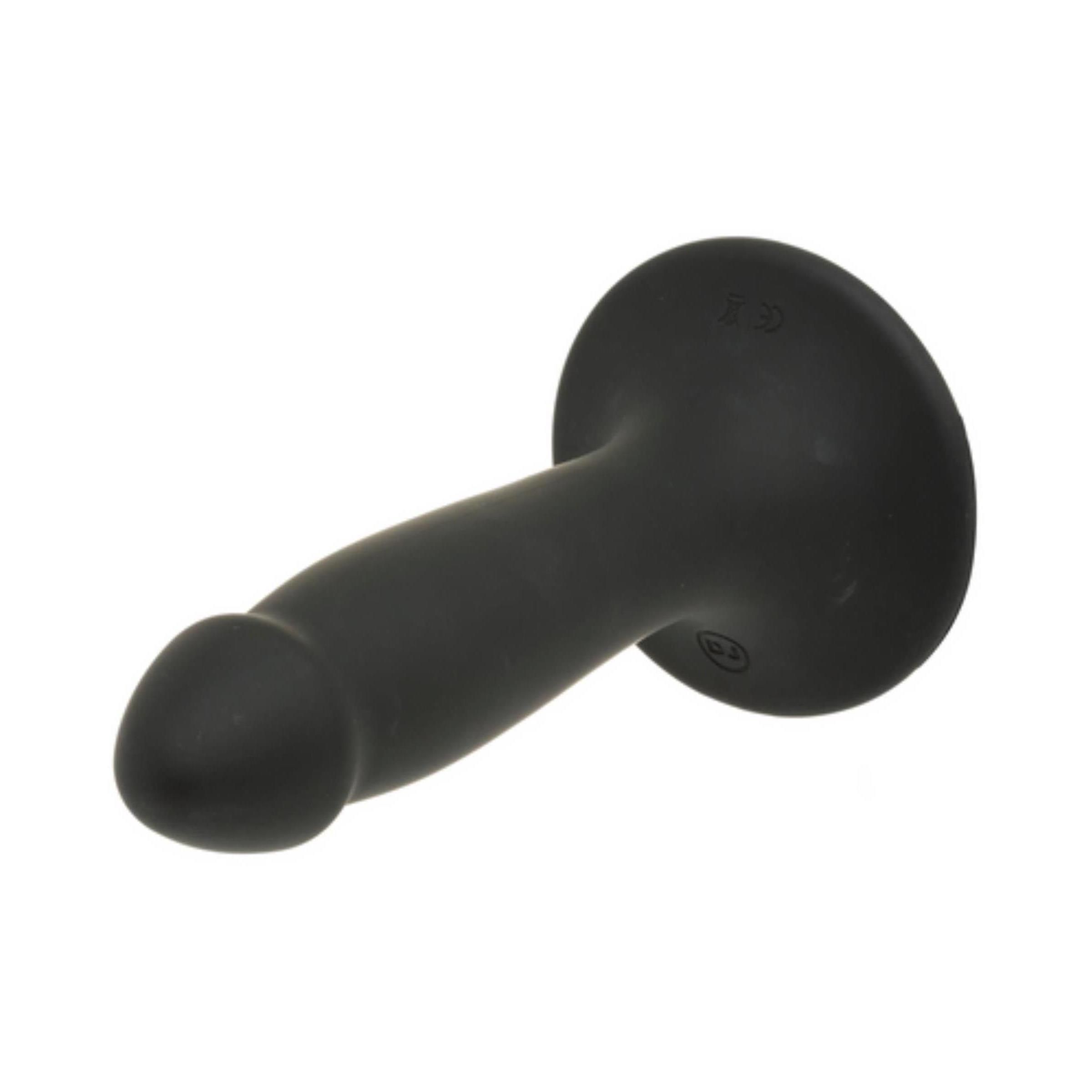 Schwarzer Silikon-Dildo mit abgerundeter Basis und konischem Schaft. Sichtbare Details: Logo.