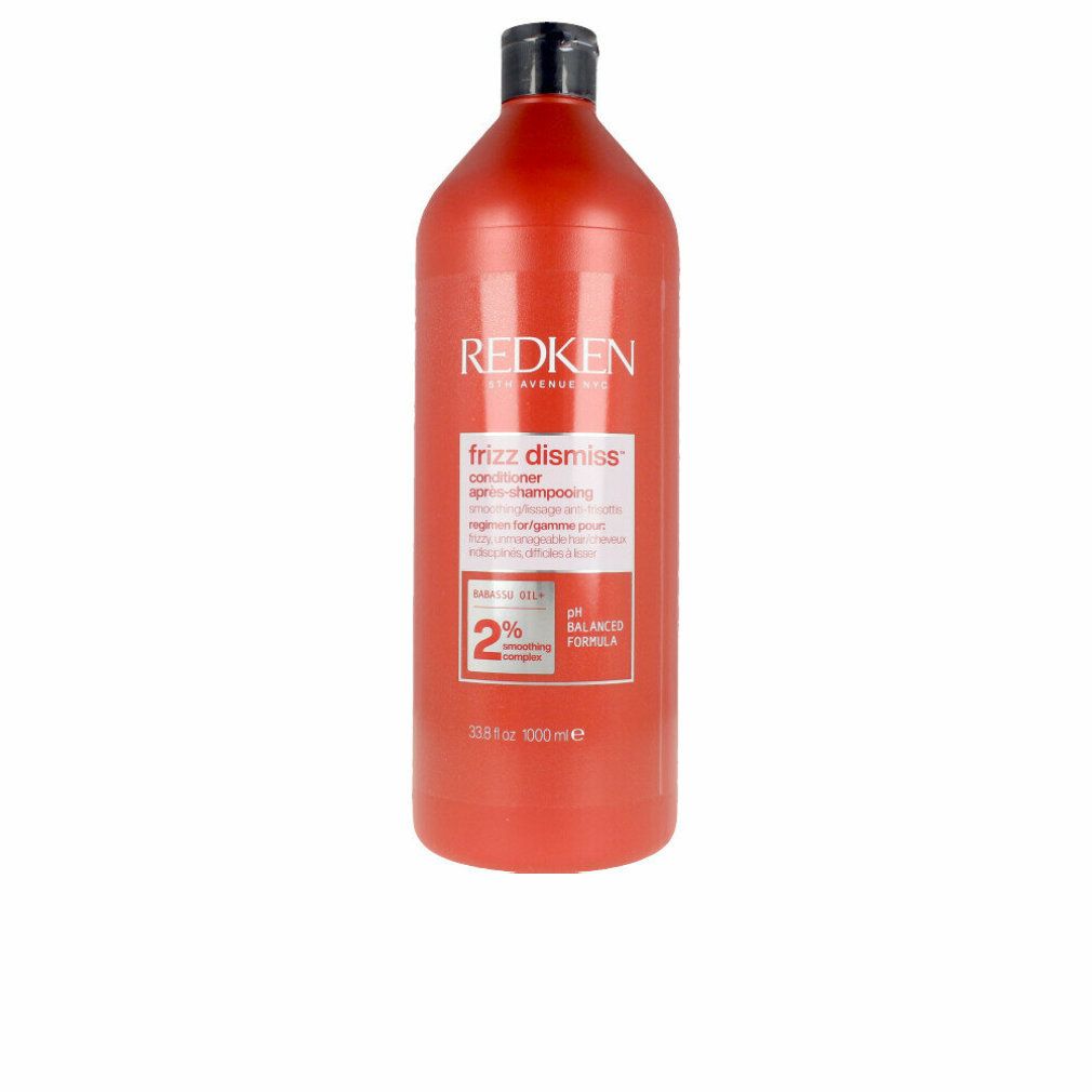 Rote Flasche Redken Frizz Dismiss Conditioner. Schwarzer Deckel. Etikett mit Produktinformationen und Logo.