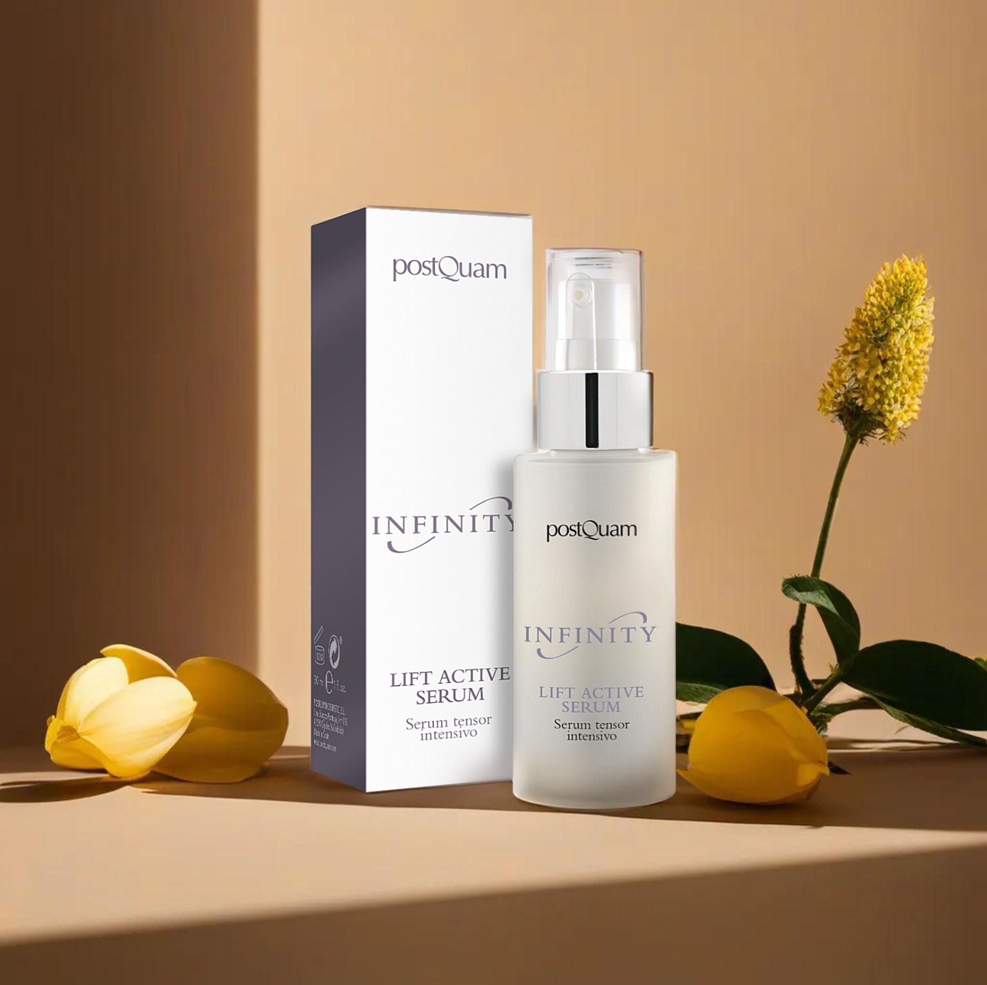 Serumflasche und Verpackung. Aufschrift: Postquam Infinity Lift Active Serum. Flasche mit Sprühkopf, neben Blumen.