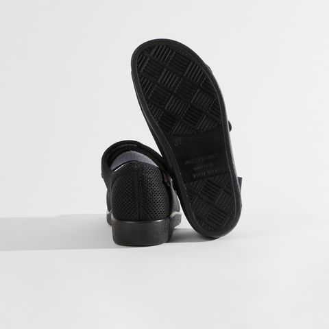 Schwarze Sandalen mit Klettverschluss und atmungsaktivem Mesh-Obermaterial.
