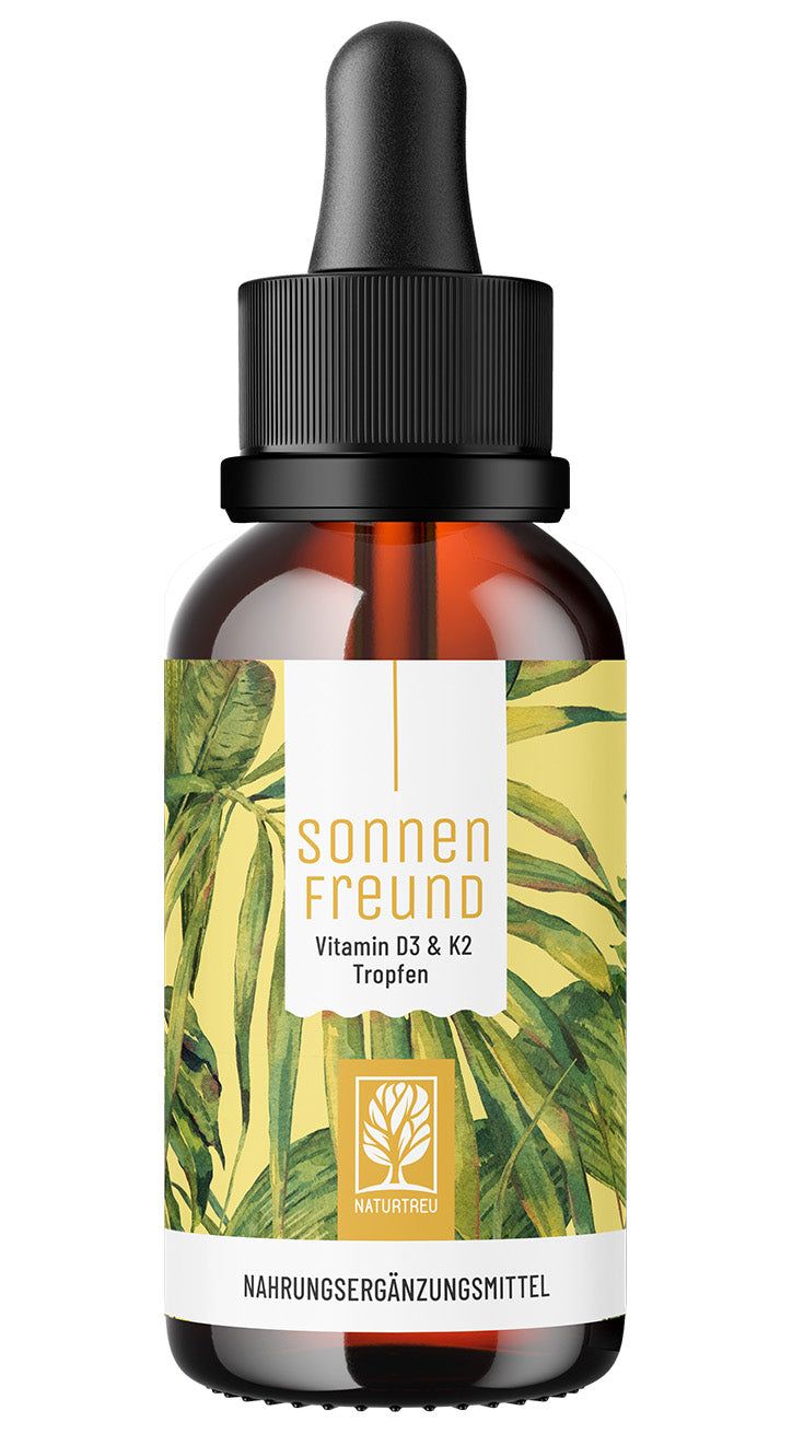 Braune Glasflasche mit Tropfer. Etikett mit "SONNENFREUND", "Vitamin D3 & K2 Tropfen" und Logo. Hintergrund mit Pflanzenmuster.