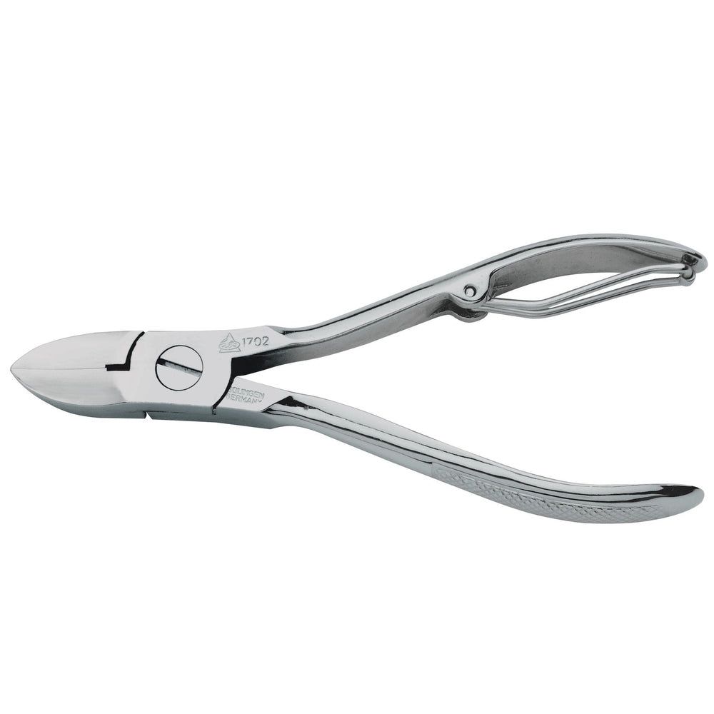 Nagelzange mit karierten Schenkeln und Drahtfeder. Metall, silberfarben. Geöffnete Ansicht.