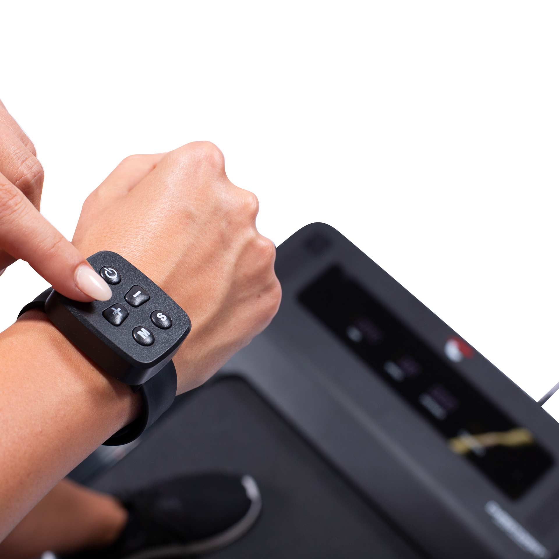 Hand mit Armband-Fernbedienung. Steuerung für Laufband. Schwarzes Armband. Knöpfe.