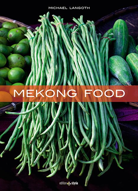 Buchcover mit dem Titel "Mekong Food". Abgebildet sind grüne Bohnen, Limetten und Gurken. Autor: Michael Langoth. Verlag: edition & styria.
