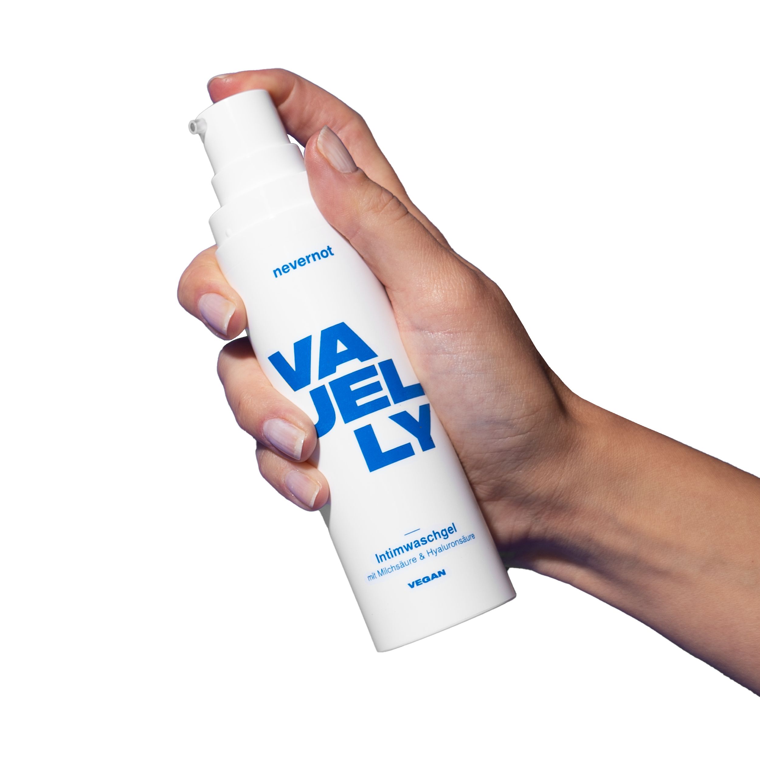 Hand hält weißes nevernot VAJELLY Intimwaschgel. Blaue Schrift. Vegan.