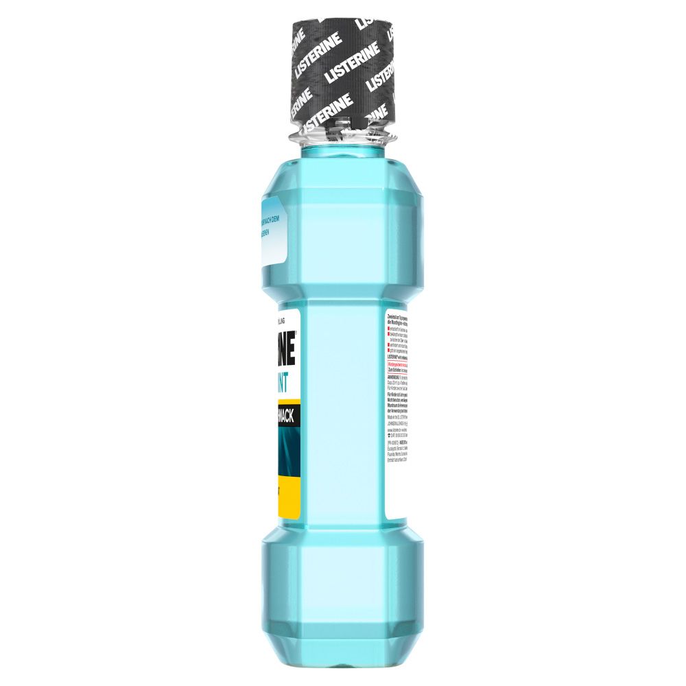 Schmale, hellblaue Flasche mit schwarzem Deckel. Aufschrift: Listerine. Text auf der Seite.