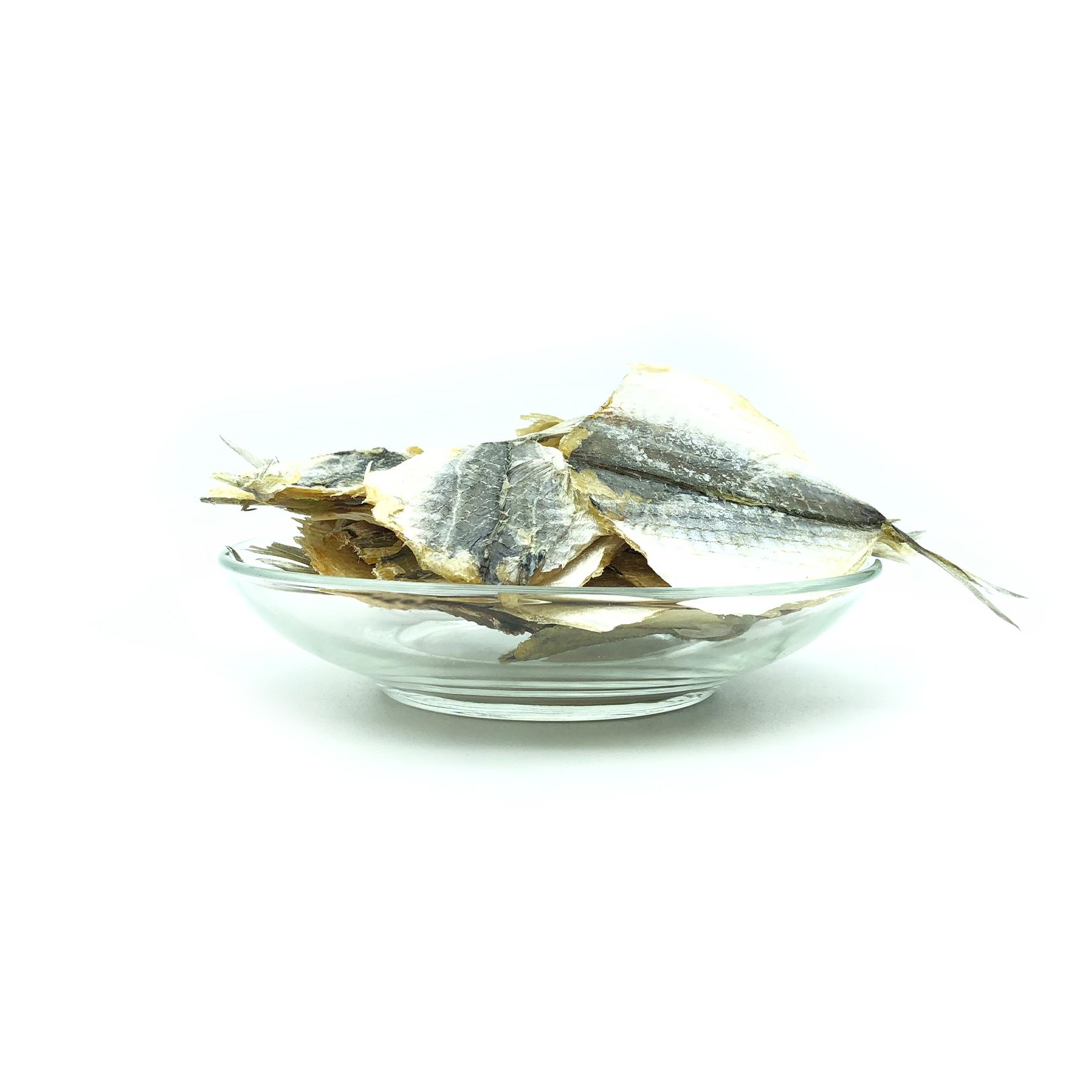 Getrocknete Makrelen in einer Glasschale. Einzelne Fische sind sichtbar. Auf weißem Hintergrund.