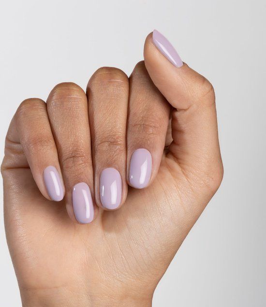 Hand mit lackierten Nägeln in Misty Mauve. Die Nägel sind oval geformt.
