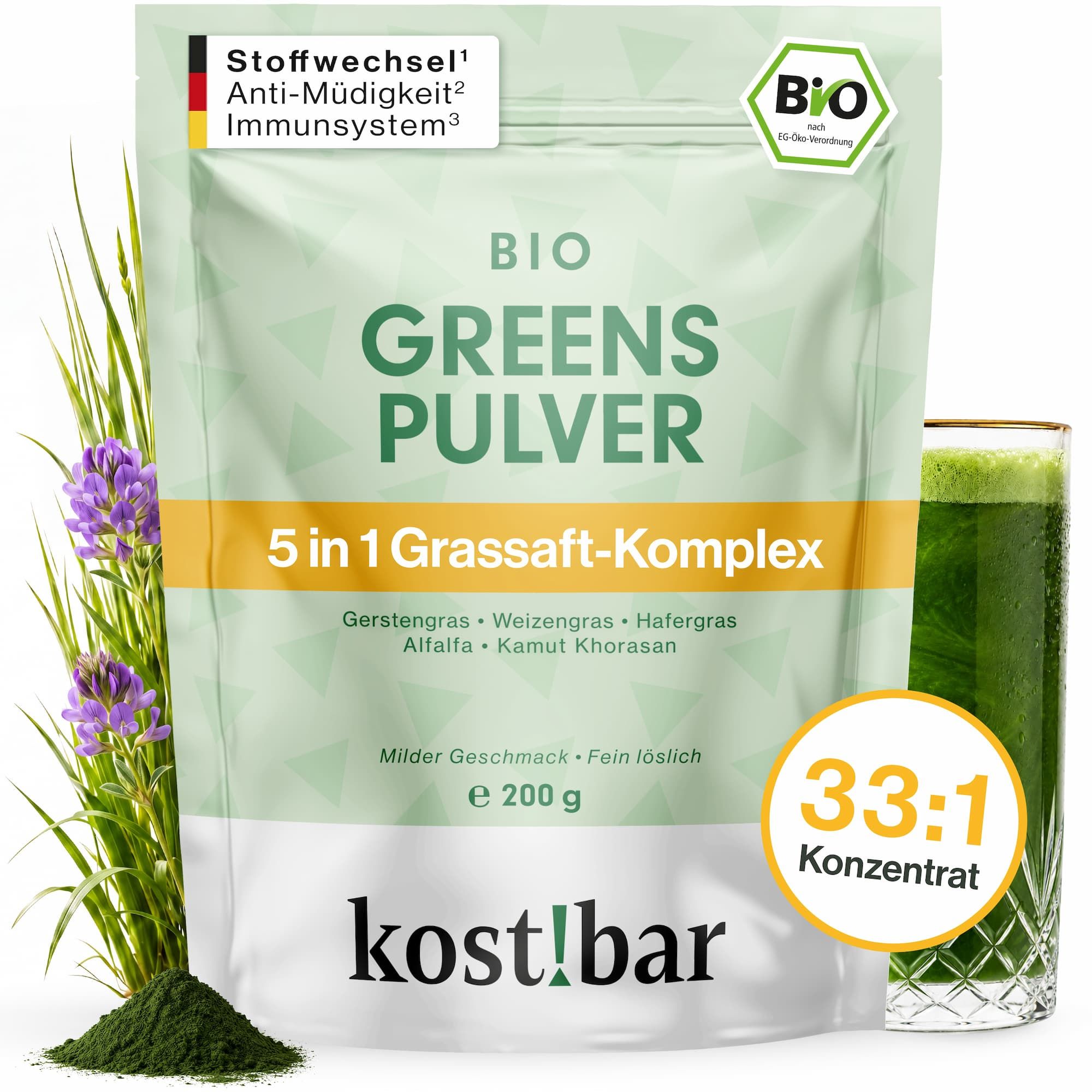 Bio Greens Pulver 5in1 Grassaft-Komplex von kost!bar, 200g Beutel mit einem Glas grünen Smoothie.