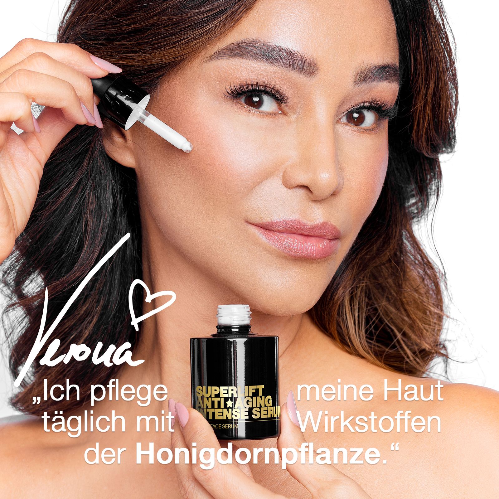 Frau hält Serumflasche und Applikator. Auf der Flasche steht "SUPER LIFT ANTI-AGING INTENSE SERUM".
