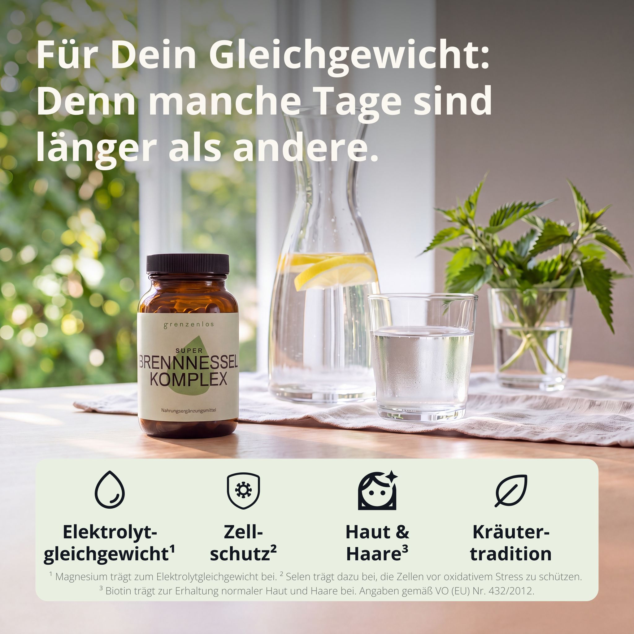 Flasche "grenzenlos SUPER BRENNNESSEL KOMPLEX" auf einem Tisch mit Wasser, Karaffe und Brennnesseln.