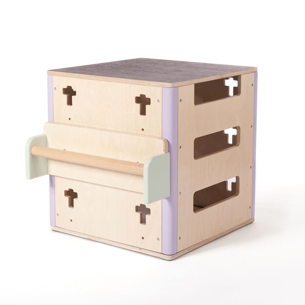 Würfelförmiger Multiadapter. Holz mit lilafarbenen und hellgrünen Akzenten. Mit Griff und Öffnungen in Kreuzform.
