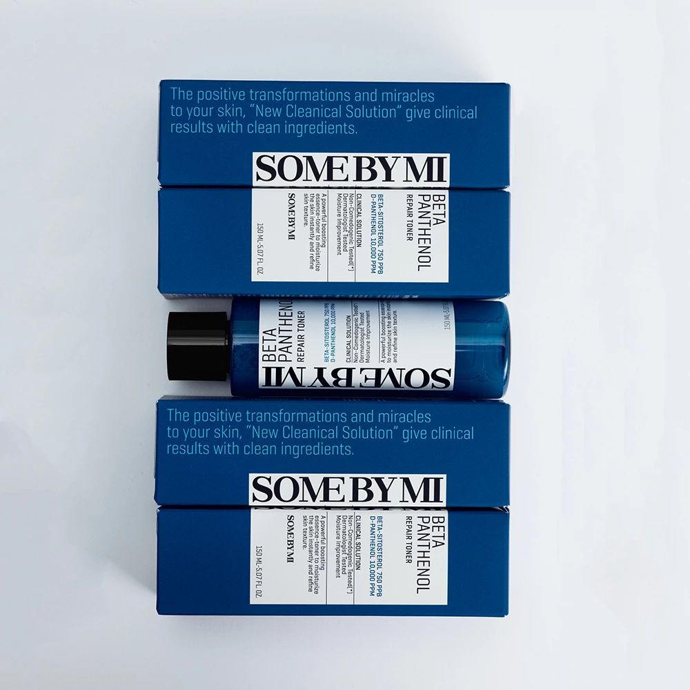 Mehrere blaue Produktverpackungen und eine Flasche. Aufschrift: SOME BY MI Beta Panthenol Repair Toner.