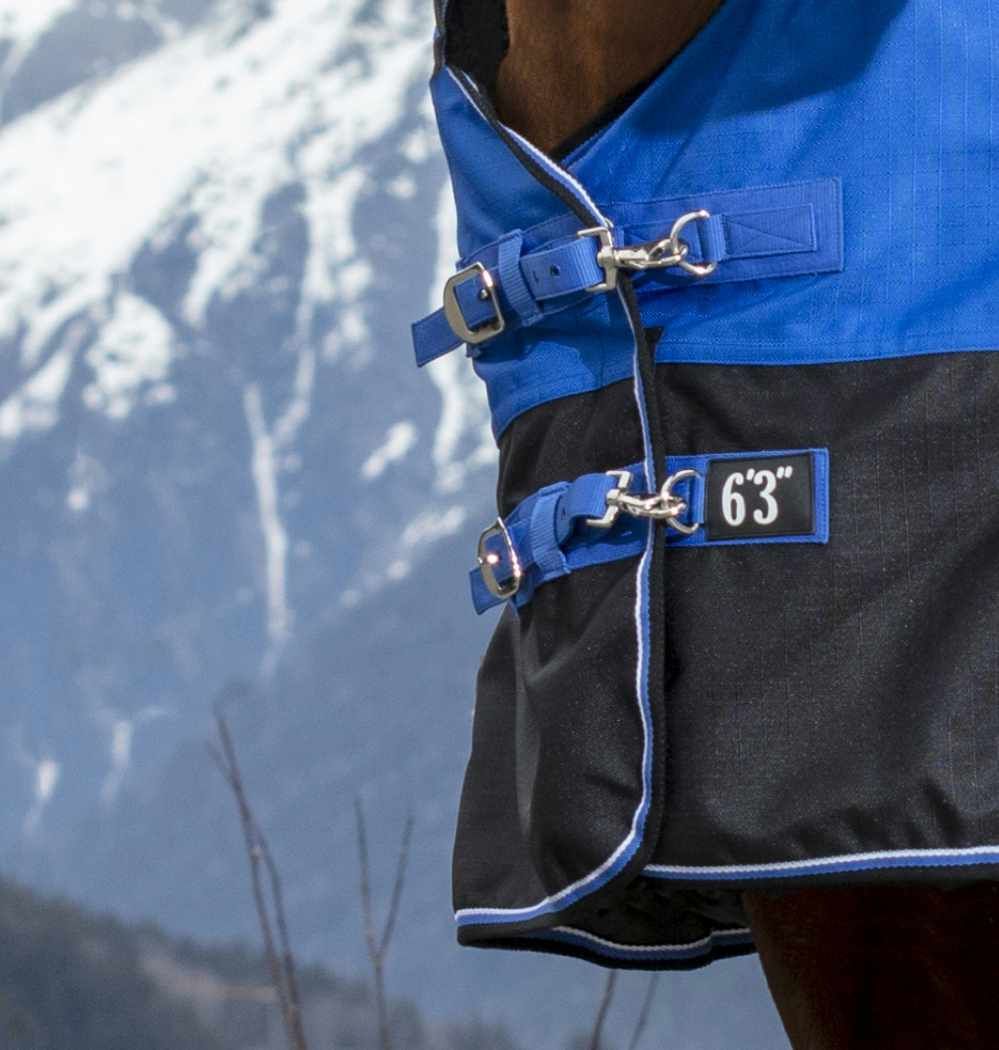 Blaue und schwarze Outdoordecke mit blauen Gurten und silbernen Schnallen. Größe 6'3".