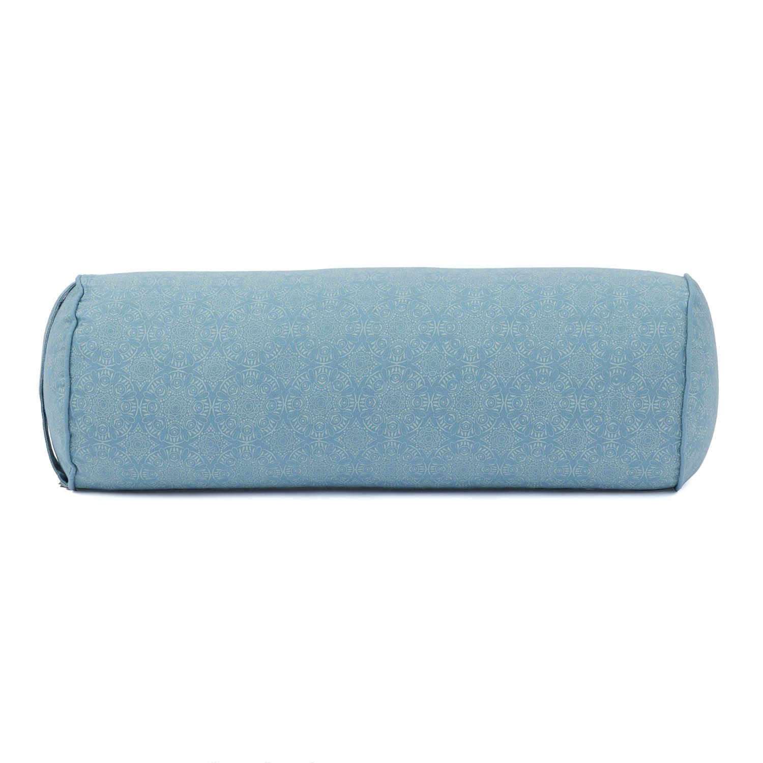 Bolster de yoga bleu avec motif floral. Forme cylindrique, extrémités arrondies. Housse en tissu.