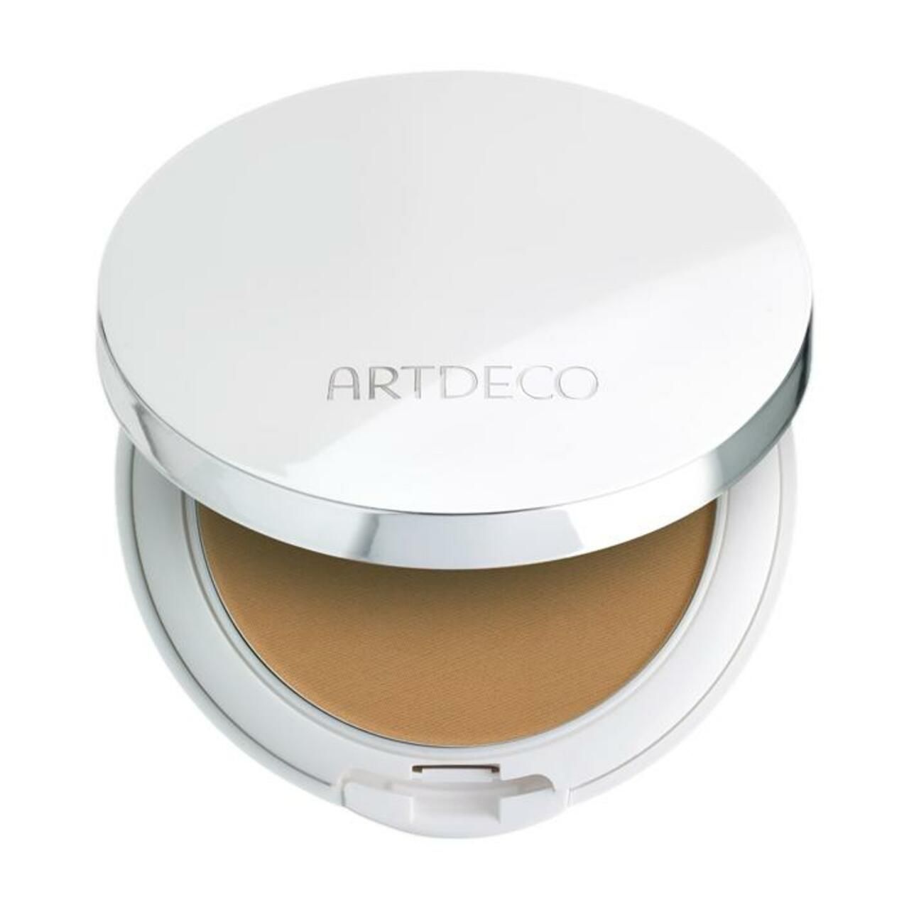 Kompakt-Make-up von Artdeco. Runde, weiße Dose mit silbernem Rand und aufgedrucktem Markennamen. Geöffnete Dose mit cremefarbener Foundation.