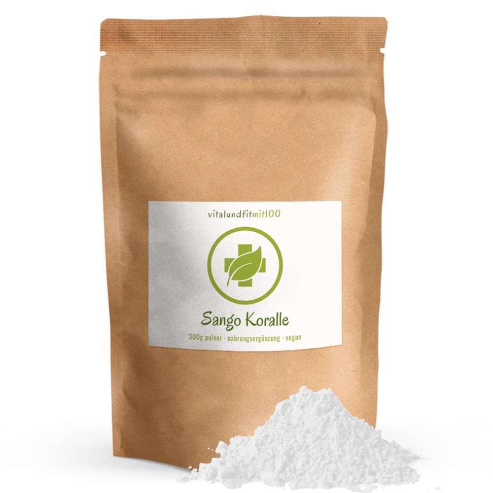 Beutel mit weißem Pulver und Etikett mit Logo und Schriftzug 'Sango Koralle'. Braune Papierverpackung, vegan.
