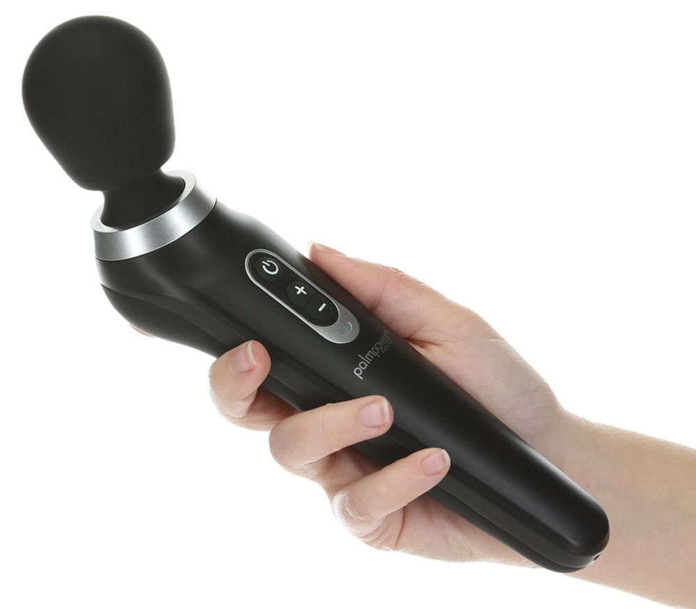 Wellness-Produkt in Hand gehalten. Schwarzes Produkt mit pinkfarbenem Kopf. Silberne Akzente. Produktname: Palmpower.