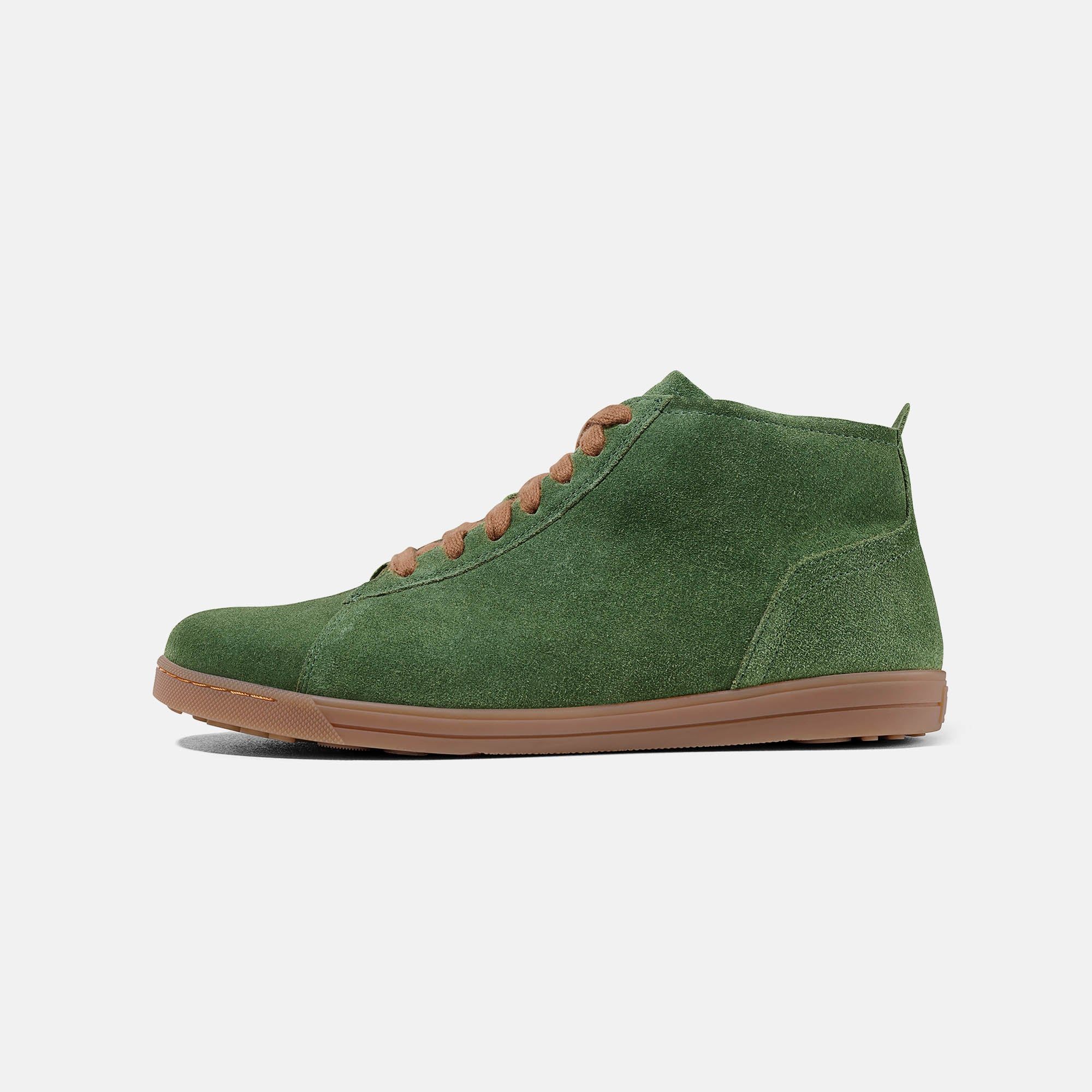 Grüne Stiefelette mit brauner Sohle. Breiter Schnitt. Seitliche Ansicht.