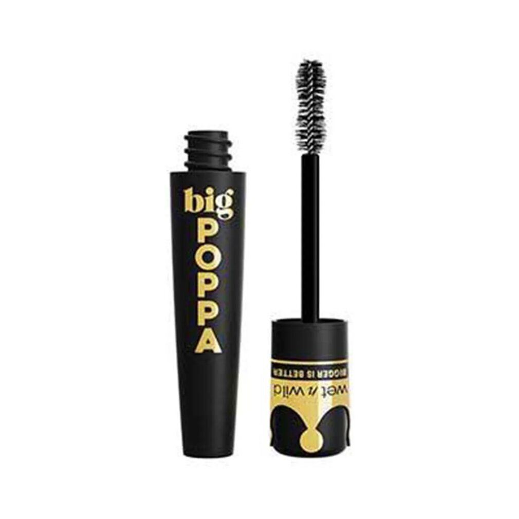 Schwarze Mascara-Tube mit goldenem "Big Poppa"-Schriftzug. Bürste daneben. "Wet n Wild" und "Bigger is Better" sichtbar.