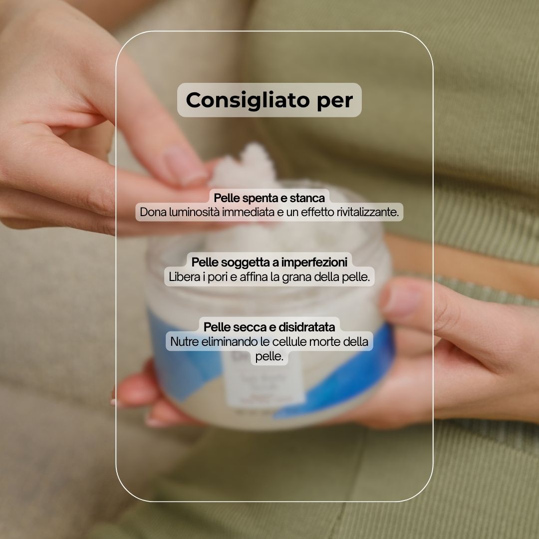 Mani che tengono un barattolo di scrub. Consigliato per pelli secche, spente e impure.