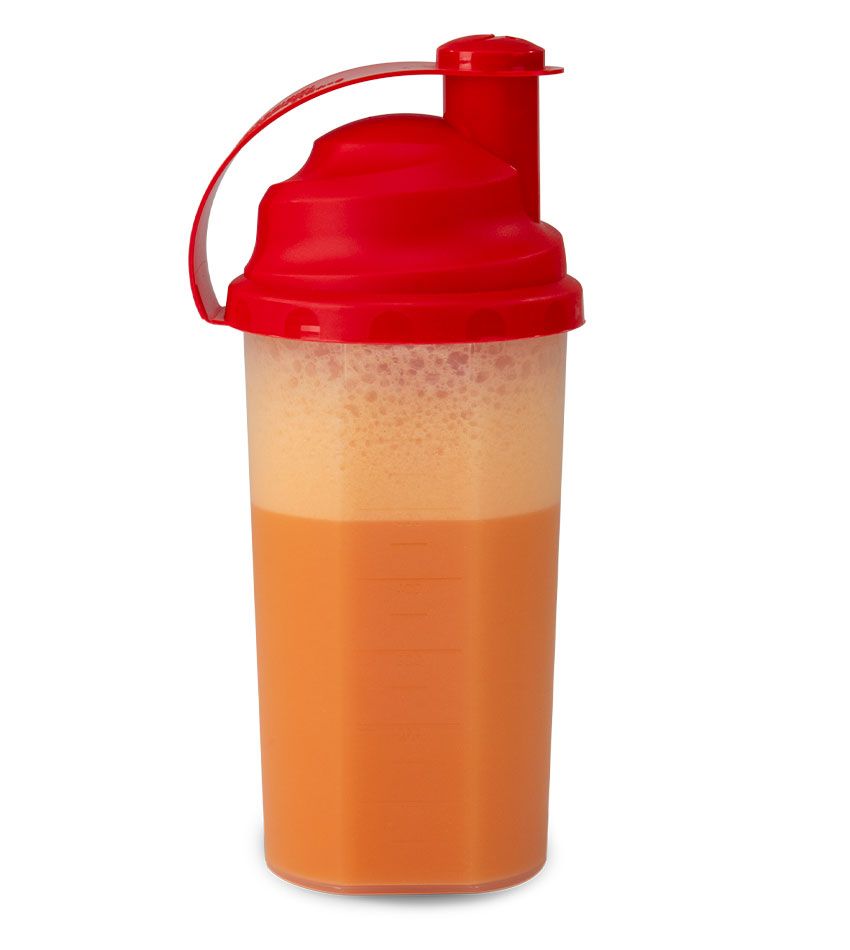 Transparenter Shaker mit rotem Deckel, gefüllt mit orangefarbener Flüssigkeit und Schaum.