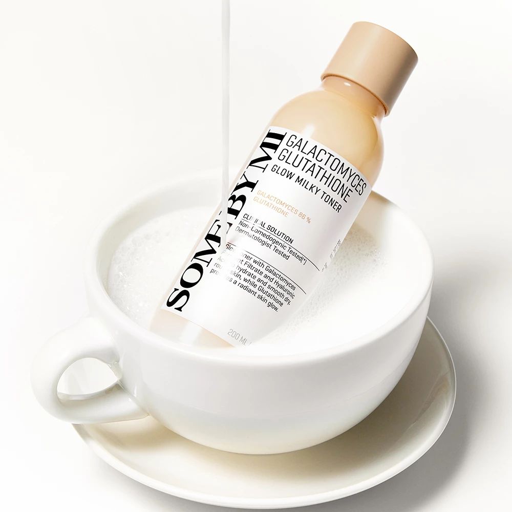 Beige Flasche im Becher. Aufschrift: SOME BY MI, Galactomyces Glutathione Glow Milky Toner. Flüssigkeit fließt in den Becher.