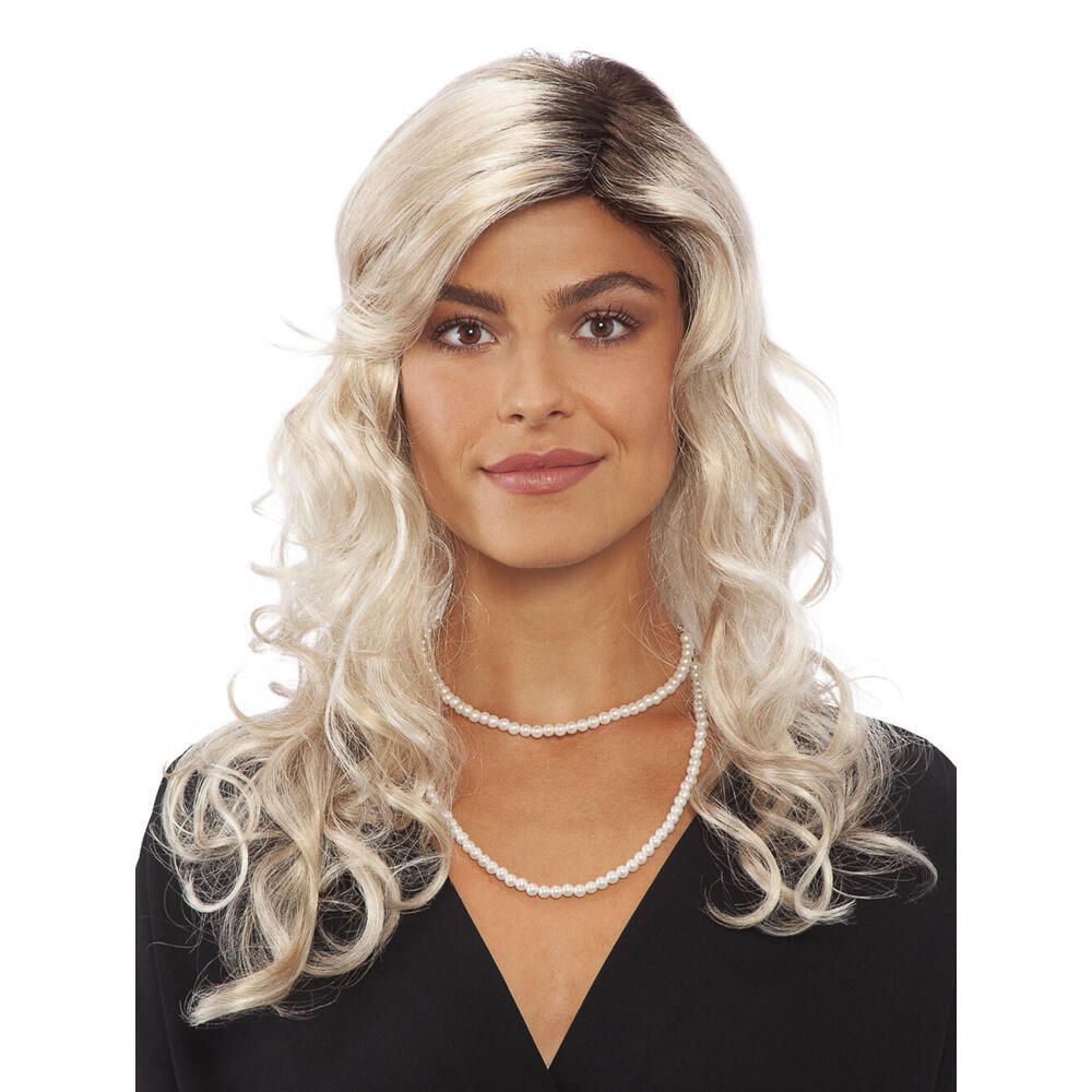 Perücke Arabella von Lofty. Blond mit dunklem Ansatz, gewellt. Frau mit Perlenkette. Frontansicht.