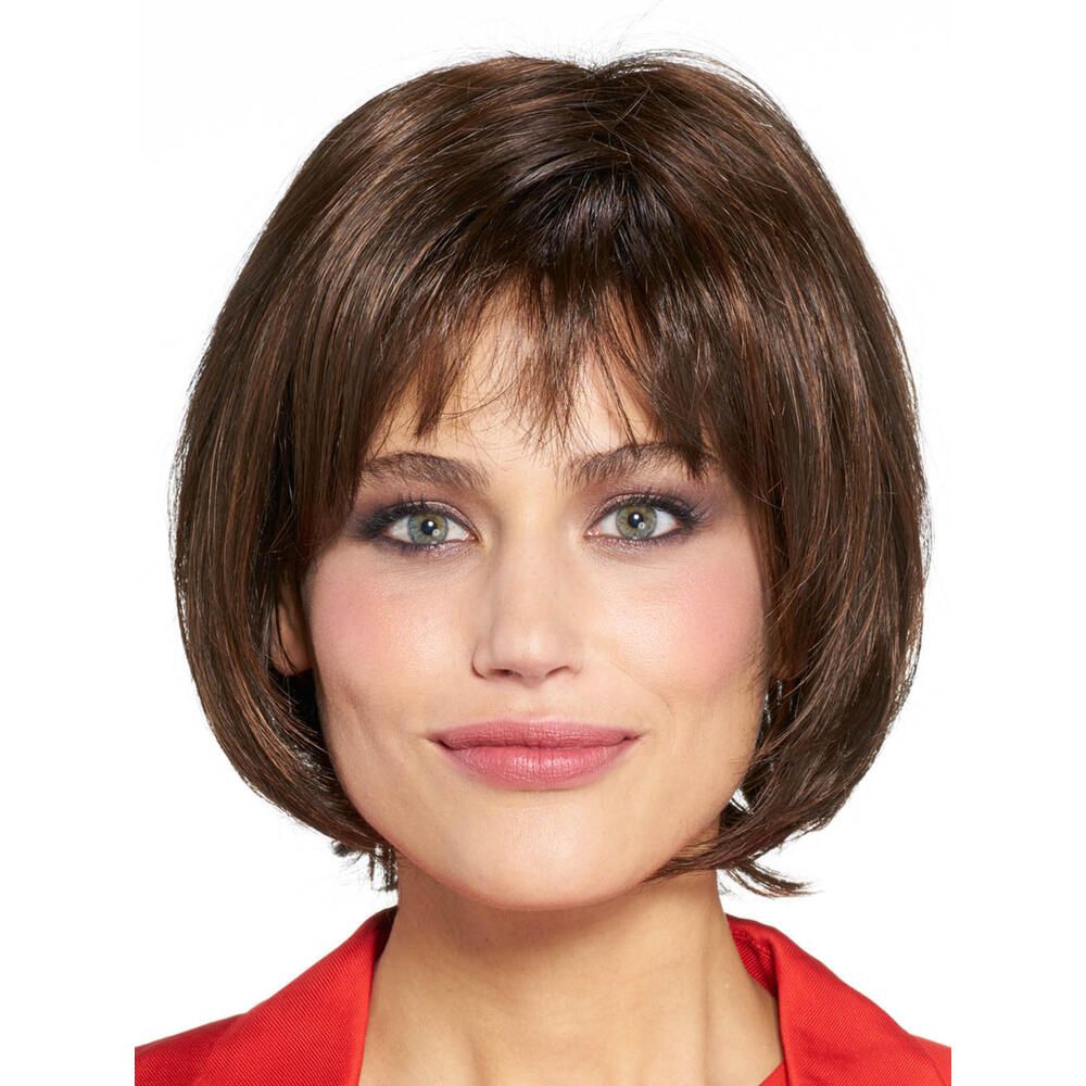 Perücke Maren von trendhair. Kurze, braune Kunsthaarperücke mit Pony. Frau trägt rote Bluse. Frontalansicht.