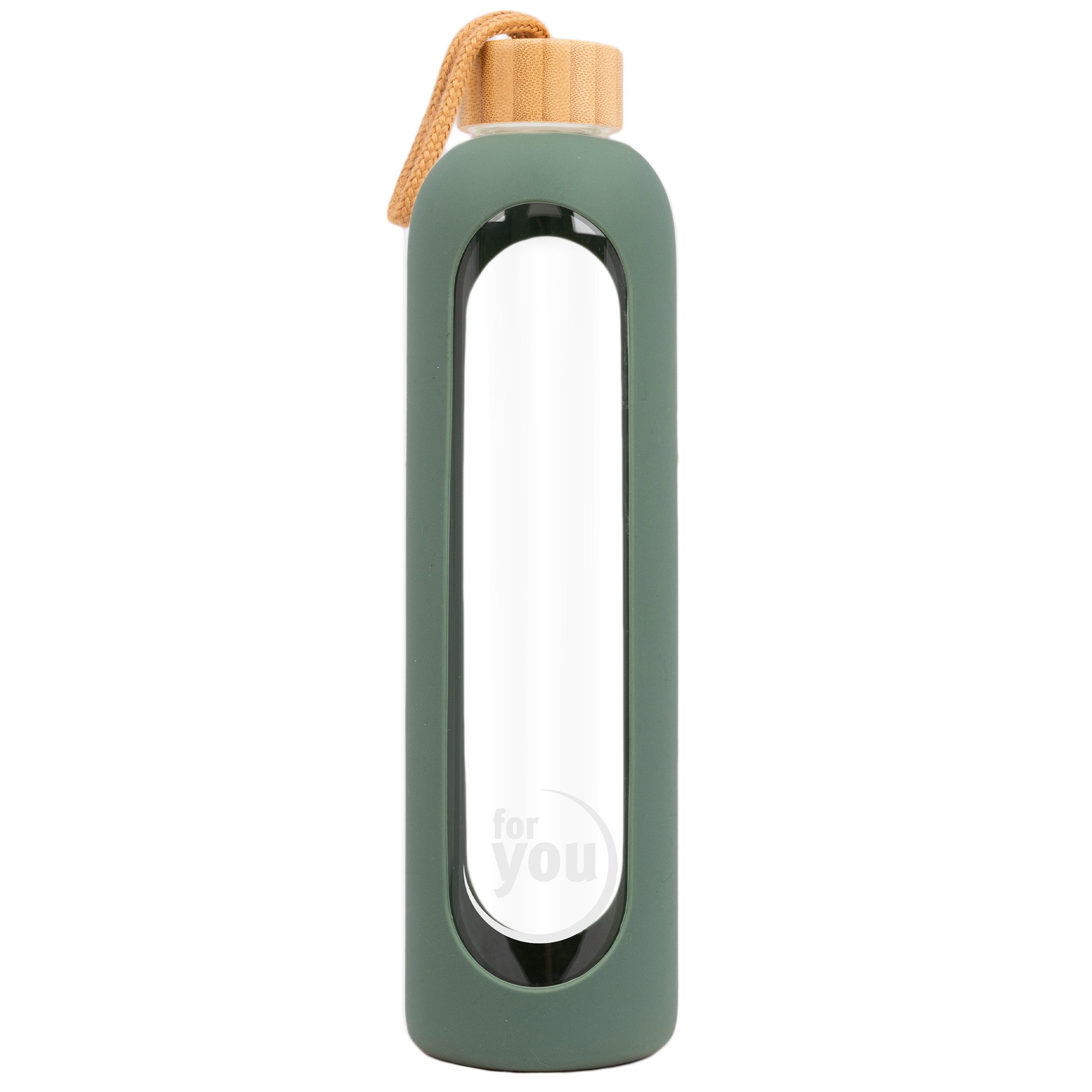 Grüne Trinkflasche mit Holzdeckel und Trageschlaufe. Silikonhülle mit "for you" Schriftzug.