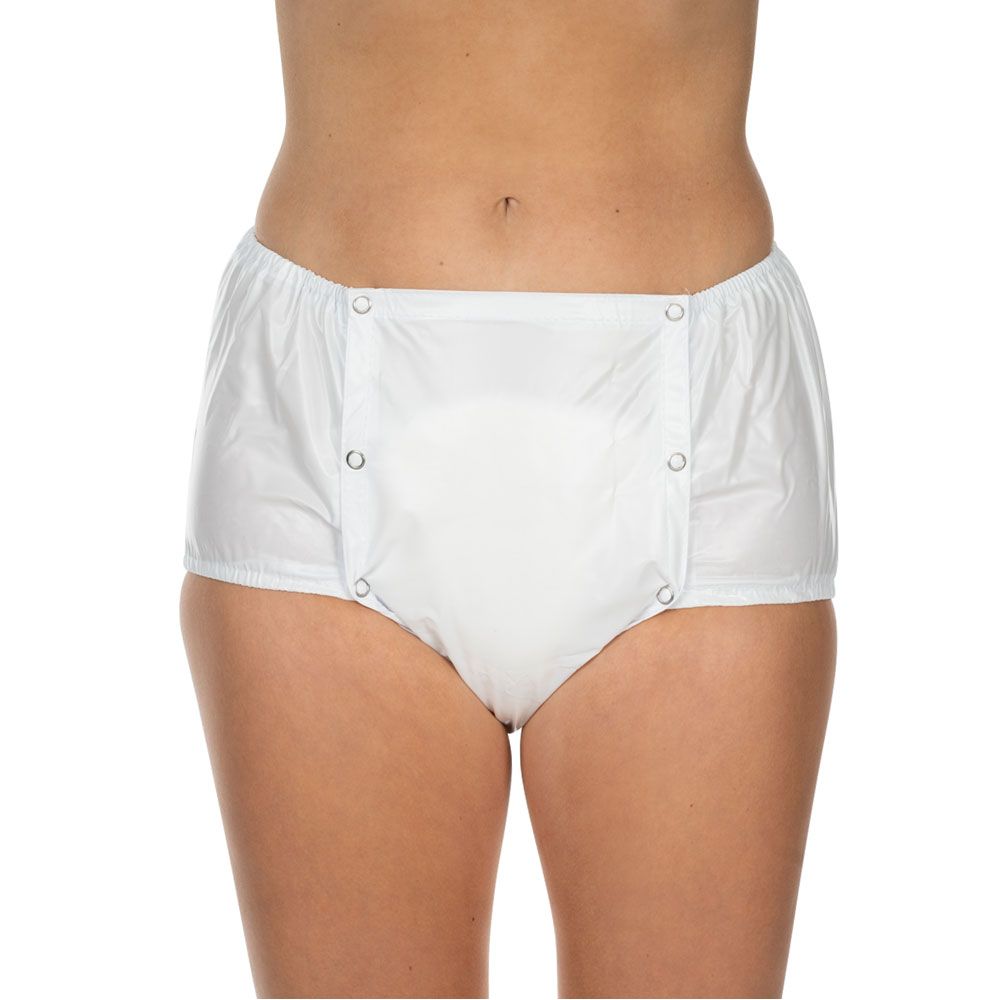 Weiße Inkontinenz-Slip aus PVC, knöpfbar. Mit Knöpfen vorne. Trägt eine Person. Nahaufnahme, Vorderansicht.