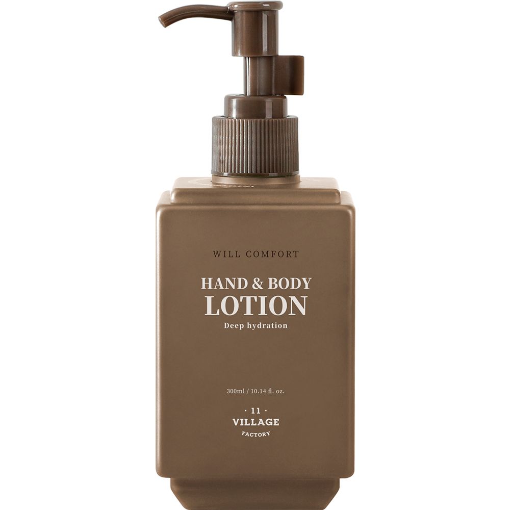 Braune Lotion-Flasche mit Pumpe. Aufschrift: Hand & Body Lotion, Deep hydration. Marke: VILLAGE 11 FACTORY.