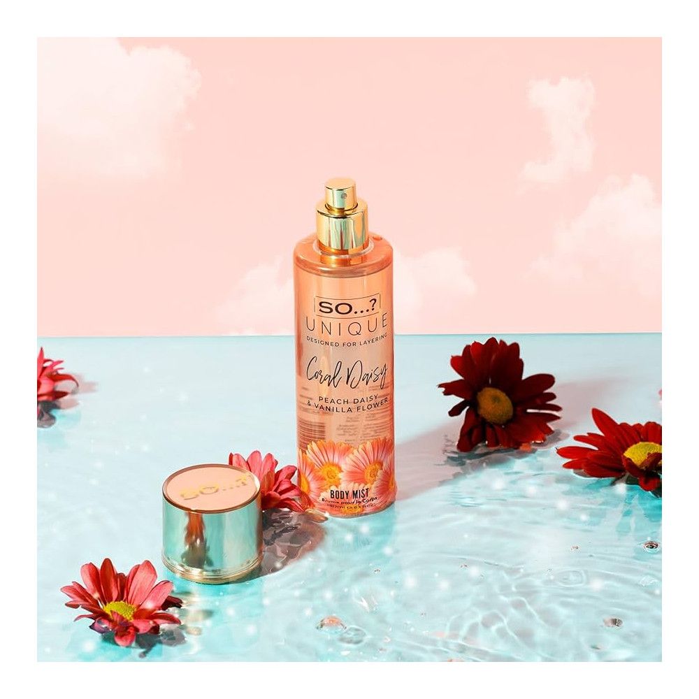 Körperspray mit goldener Kappe und Sprühkopf, umgeben von roten Blüten und Wasser. Aufschrift: So...? Unique Coral Daisy.