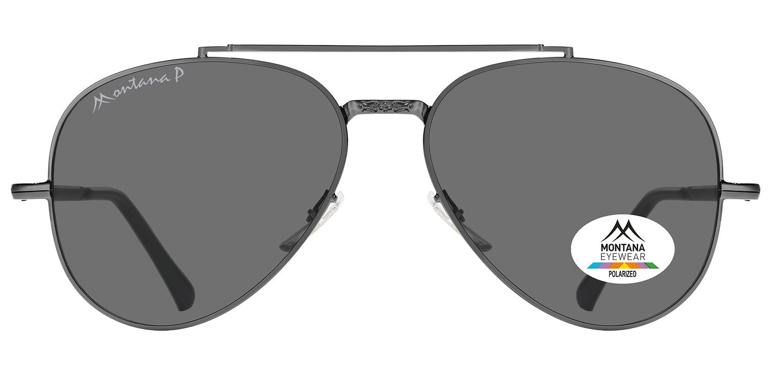 Dunkelgraue Sonnenbrille mit Pilotenform. Montana Eyewear Logo auf dem linken Glas und Aufkleber auf dem rechten Glas. Polarisierte Gläser.