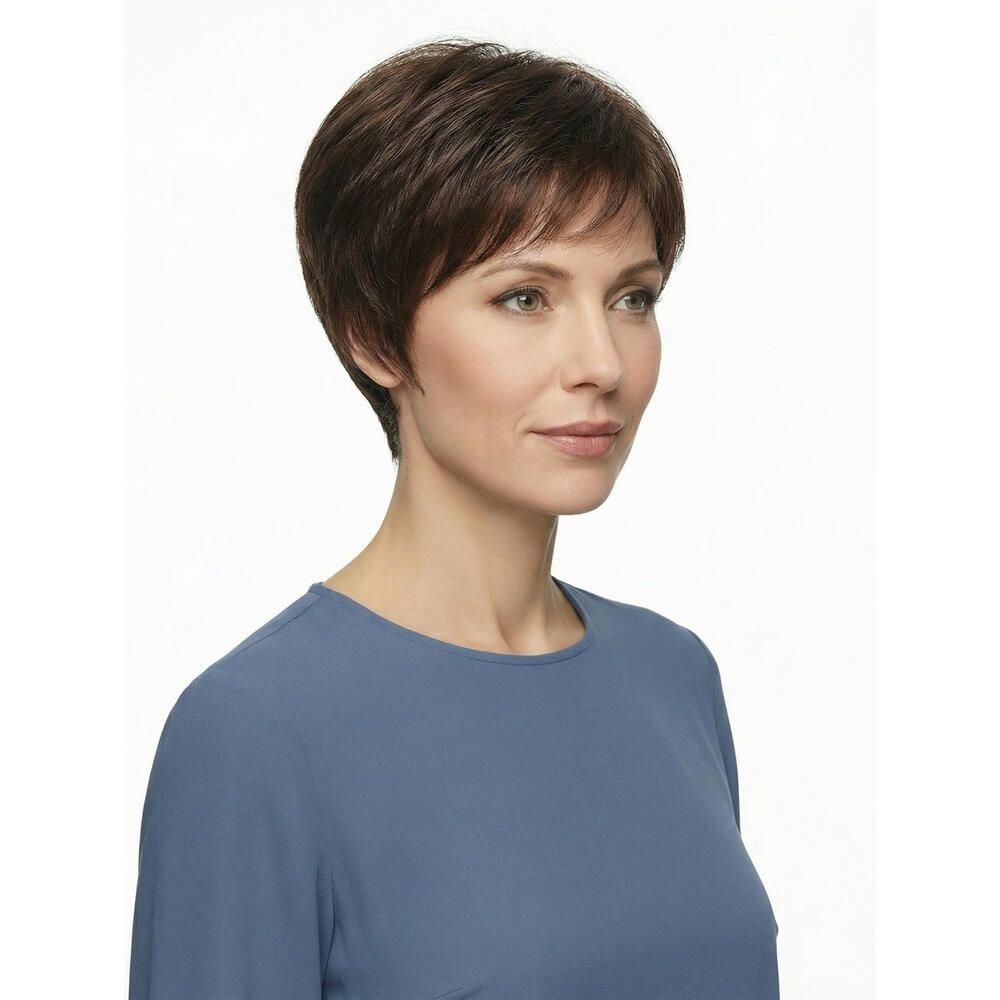 Kurzhaarperücke in Braun, seitliche Ansicht einer Frau. Das Haar ist kurz geschnitten und leicht gestuft.