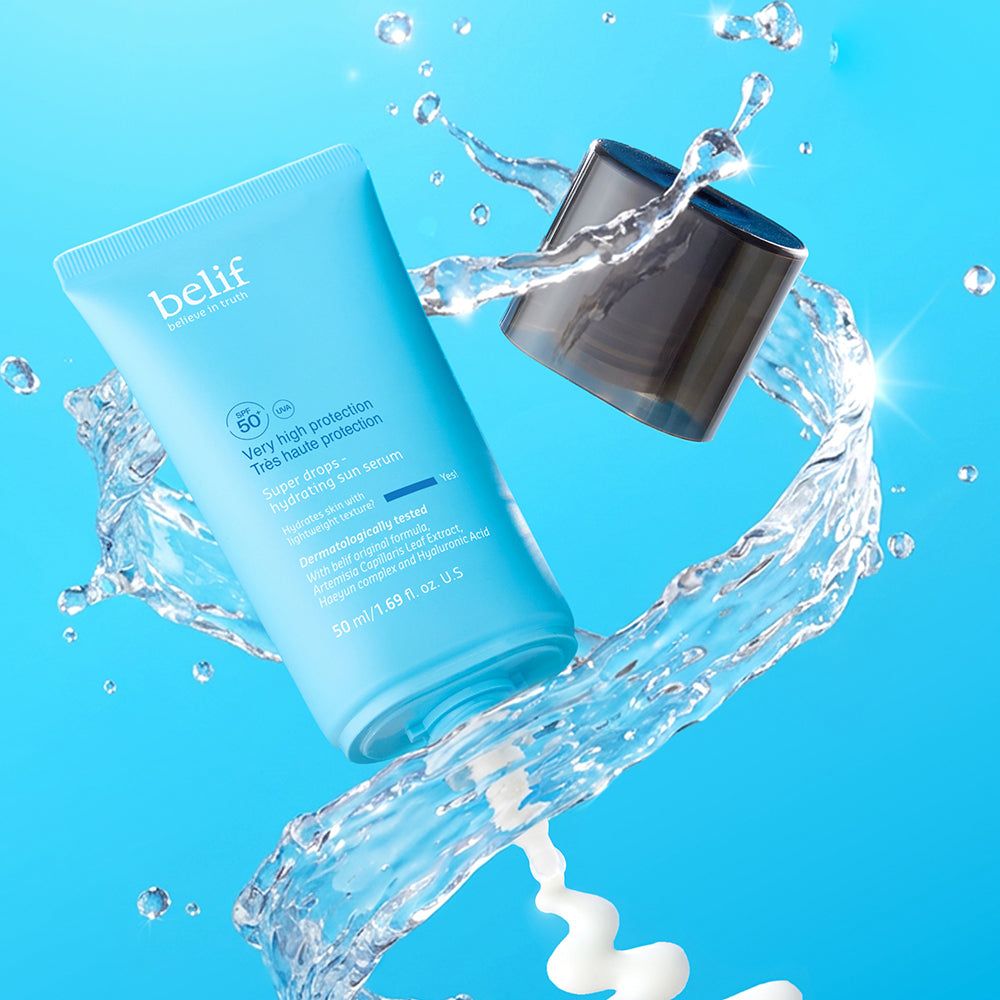 Blaue Tube mit abgenommenem Deckel, umgeben von Wasserspritzern, Sonnenschutzserum.
