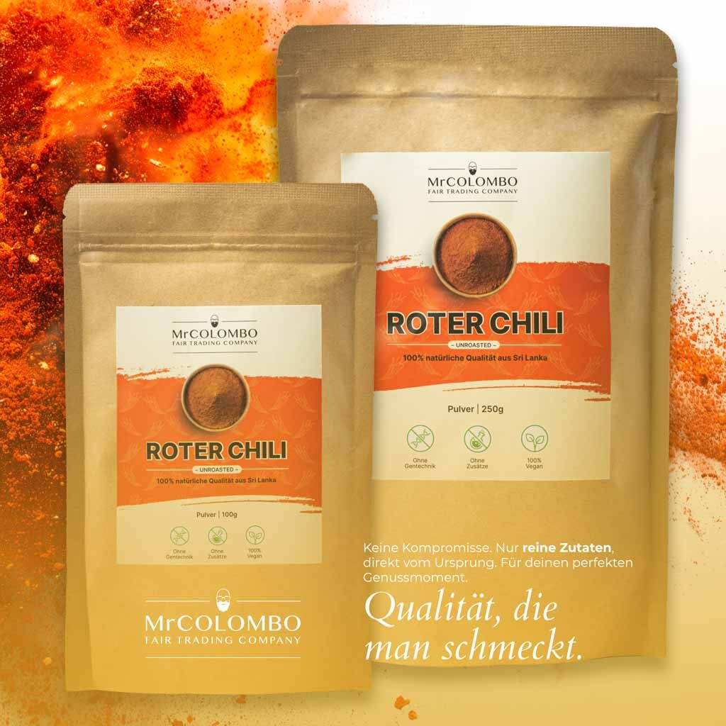 Zwei Beutel MrCOLOMBO Rotes Chili Pulver. Aufschrift: Roter Chili, 100% natürliche Qualität aus Sri Lanka. Vegan, ohne Gentechnik, ohne Zusätze.