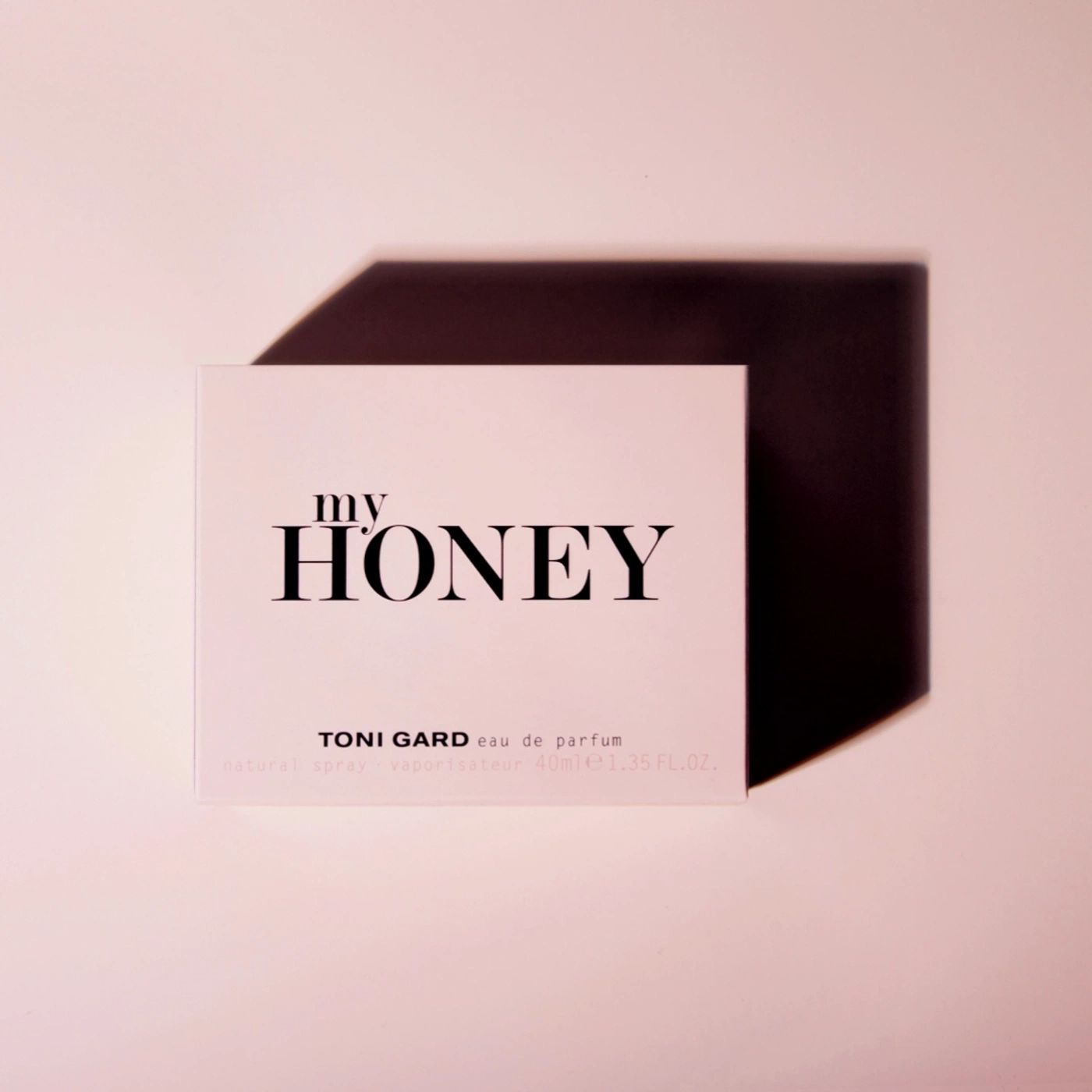 Rosa Karton mit Aufschrift: MY HONEY, TONI GARD eau de parfum. Schattenwurf.