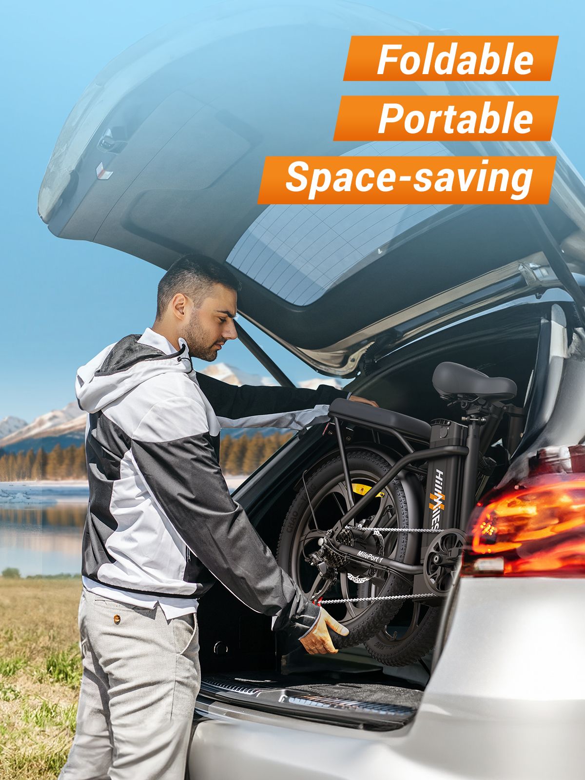 Person packt ein zusammengeklapptes Elektrofahrrad in ein Auto. Fahrrad ist schwarz.