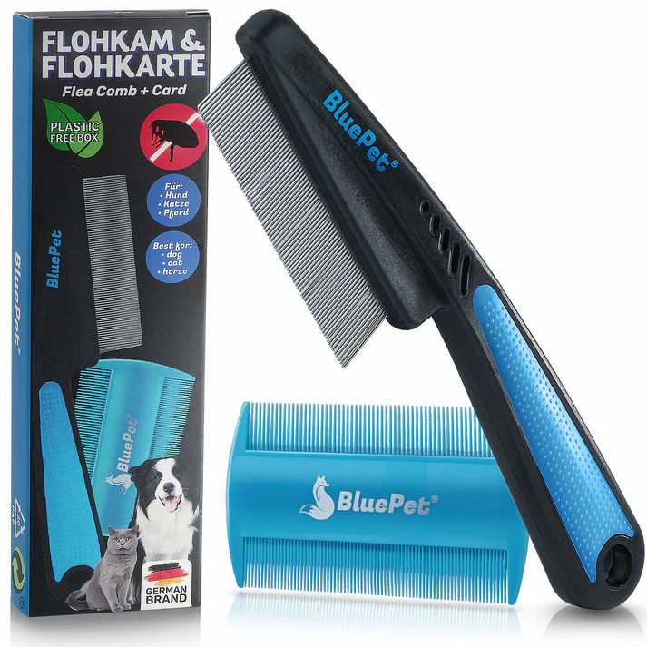 Flohkamm & Flohkarte mit Verpackung. Blauer Griff, blaue Karte. Text: Flohkamm & Flohkarte, für Hund, Katze, Pferd. BluePet.