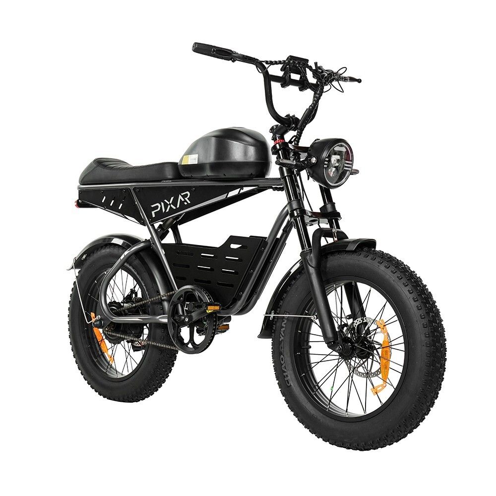 Schwarzes Dirtbike. Runde Scheinwerfer, breite Reifen, schwarzer Rahmen. Aufschrift PIXAR. Schwarzer Akku.