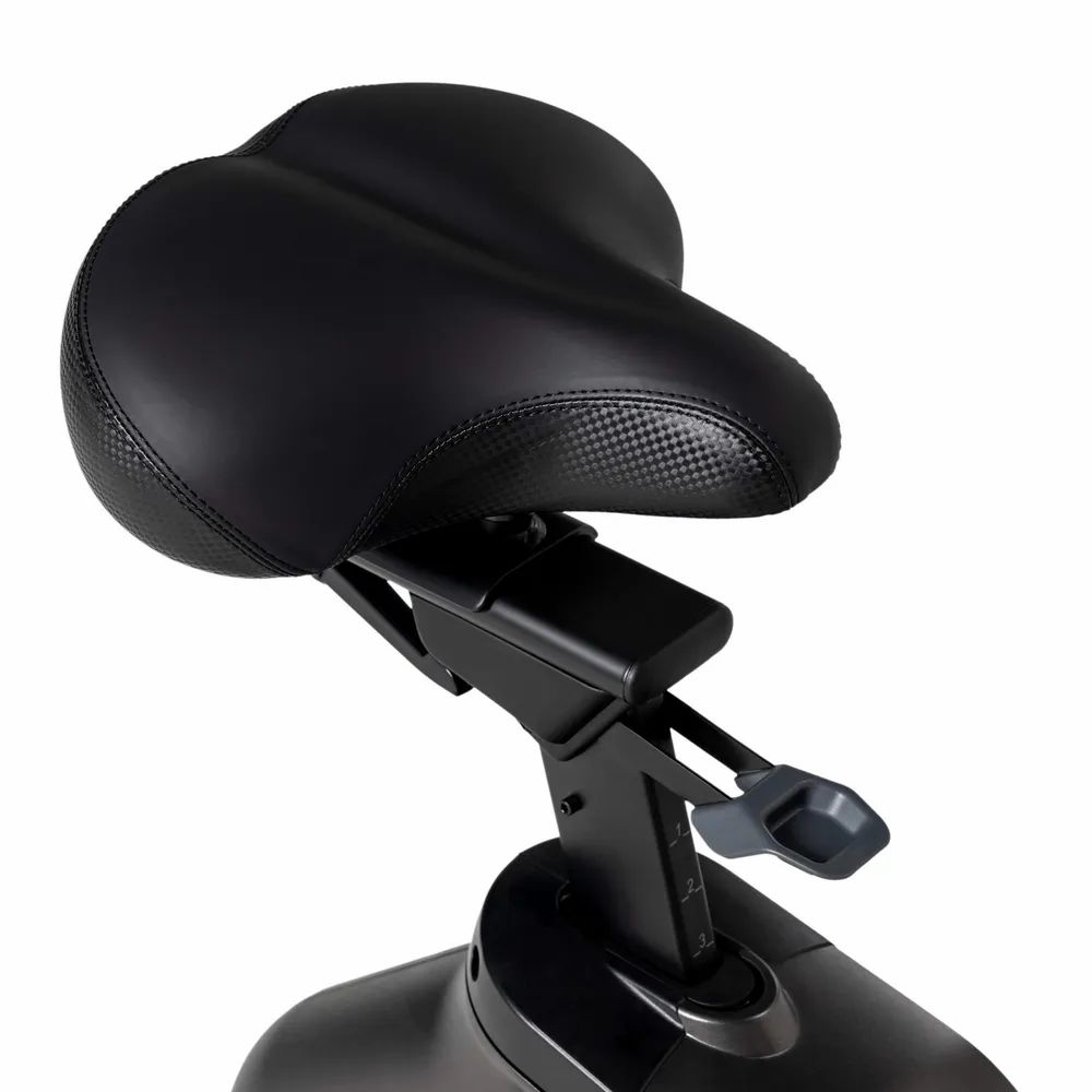 Gros plan de la selle. Selle noire. Support réglable. Levier gris.