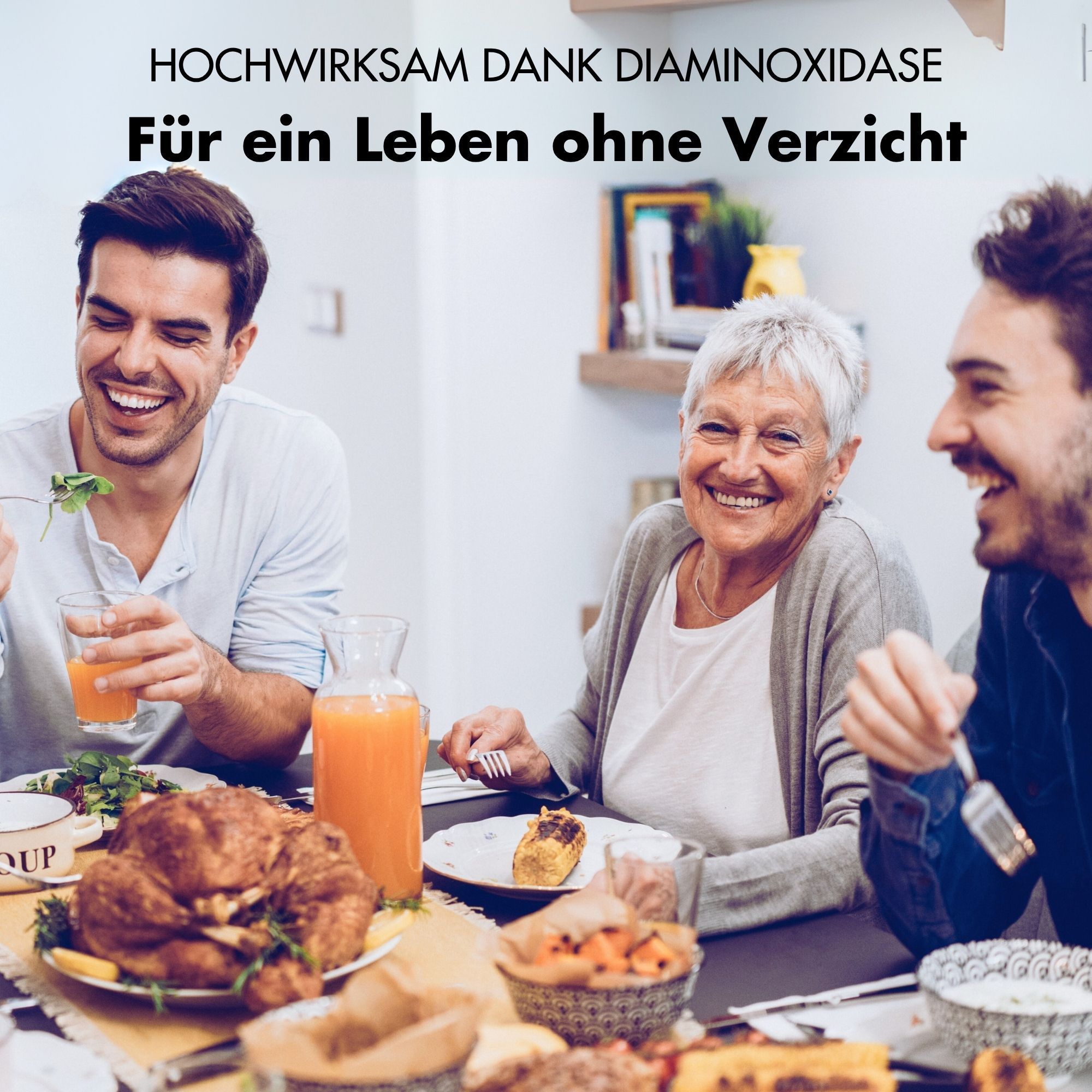 Drei Personen sitzen an einem Tisch und essen. Auf dem Tisch stehen Speisen und Getränke. Sie lächeln und unterhalten sich.