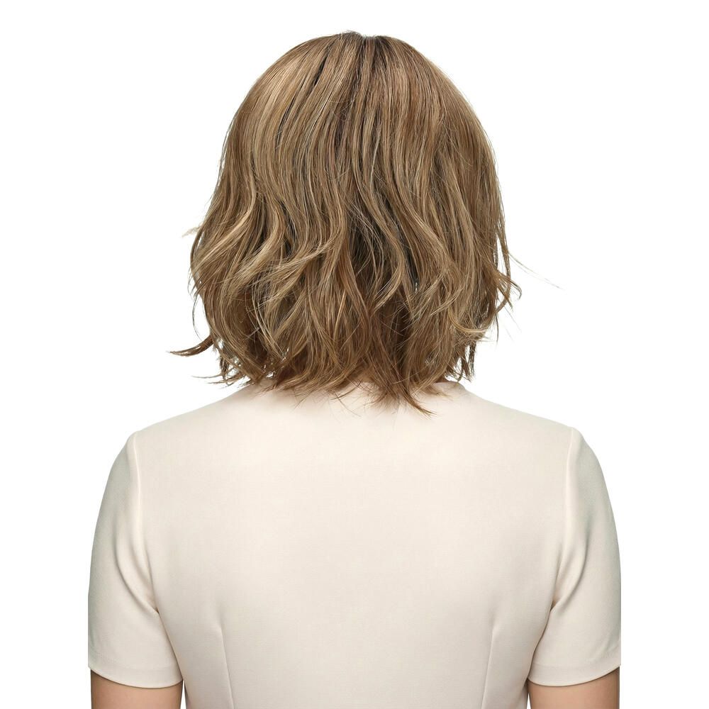 Perücke Lilie von trendhair. Kurze, gewellte Kunsthaarperücke in Blond- und Brauntönen. Rückansicht.