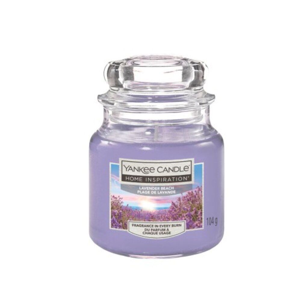 Duftkerze mit Glasdeckel. Aufkleber mit "Yankee Candle Home Inspiration". Text: "Lavender Beach". Lila Wachs. 104 g.