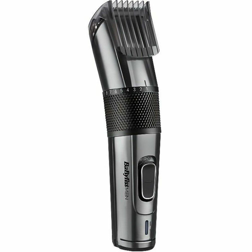 Haarschneider mit Zubehör. Enthält Aufsatz und Trimmer. Schwarzes Gehäuse. BaByliss MEN Logo.