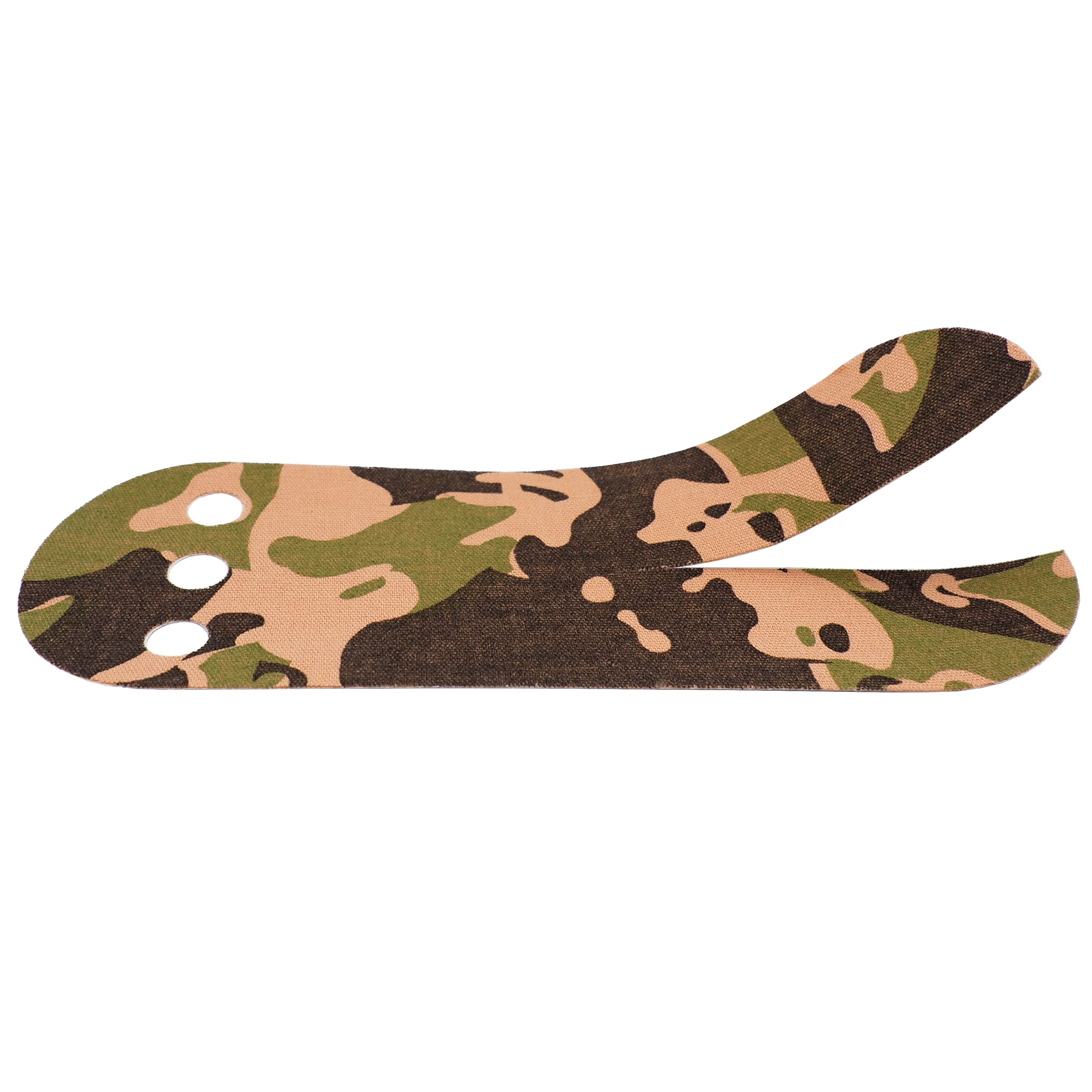 Ein camouflage-farbenes Hand-Tape, das über eine Hand gelegt ist, mit drei Löchern.
