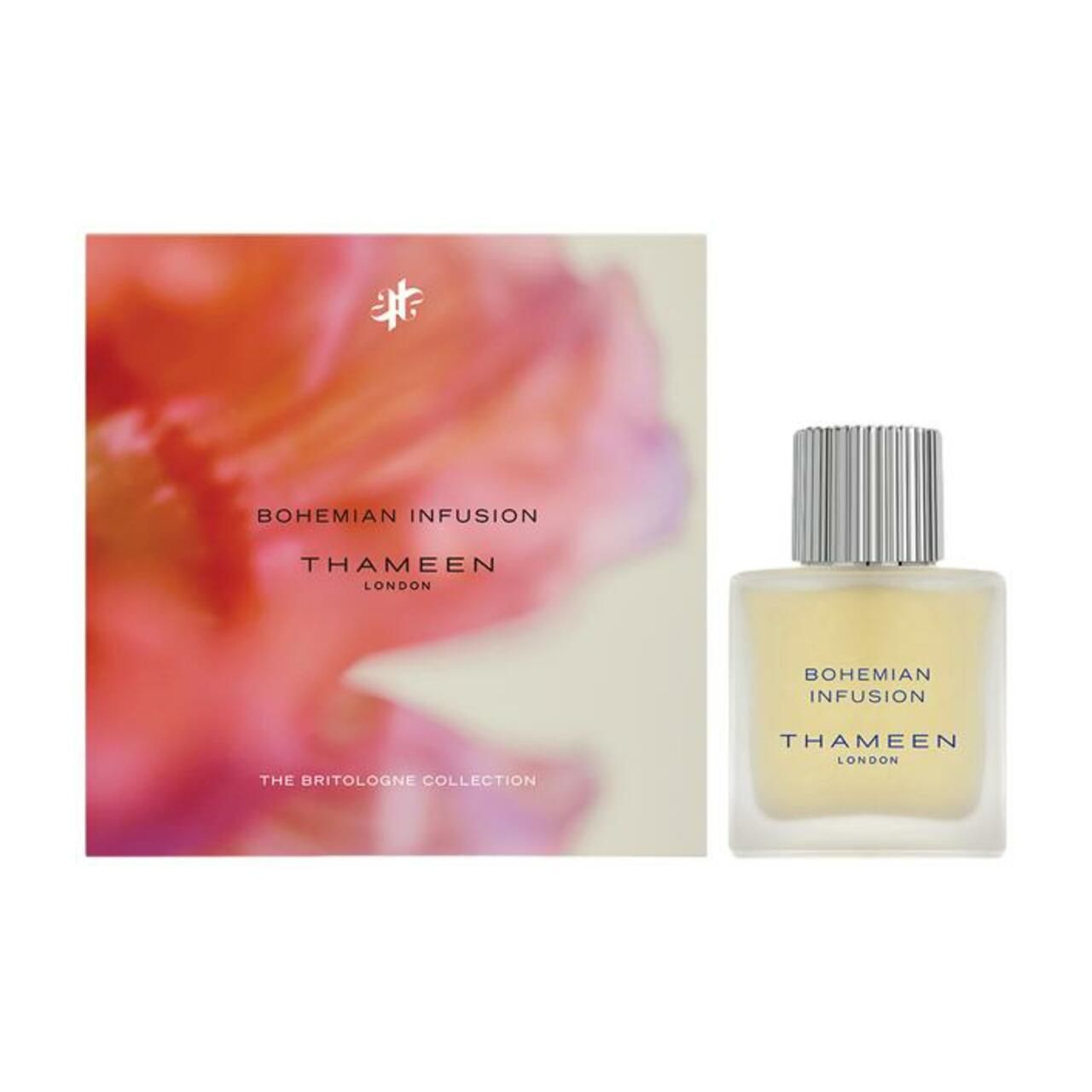 Glasflasche neben Verpackung. Flasche: quadratisch, silberner Deckel. Verpackung: Bohemian Infusion, Thameen.