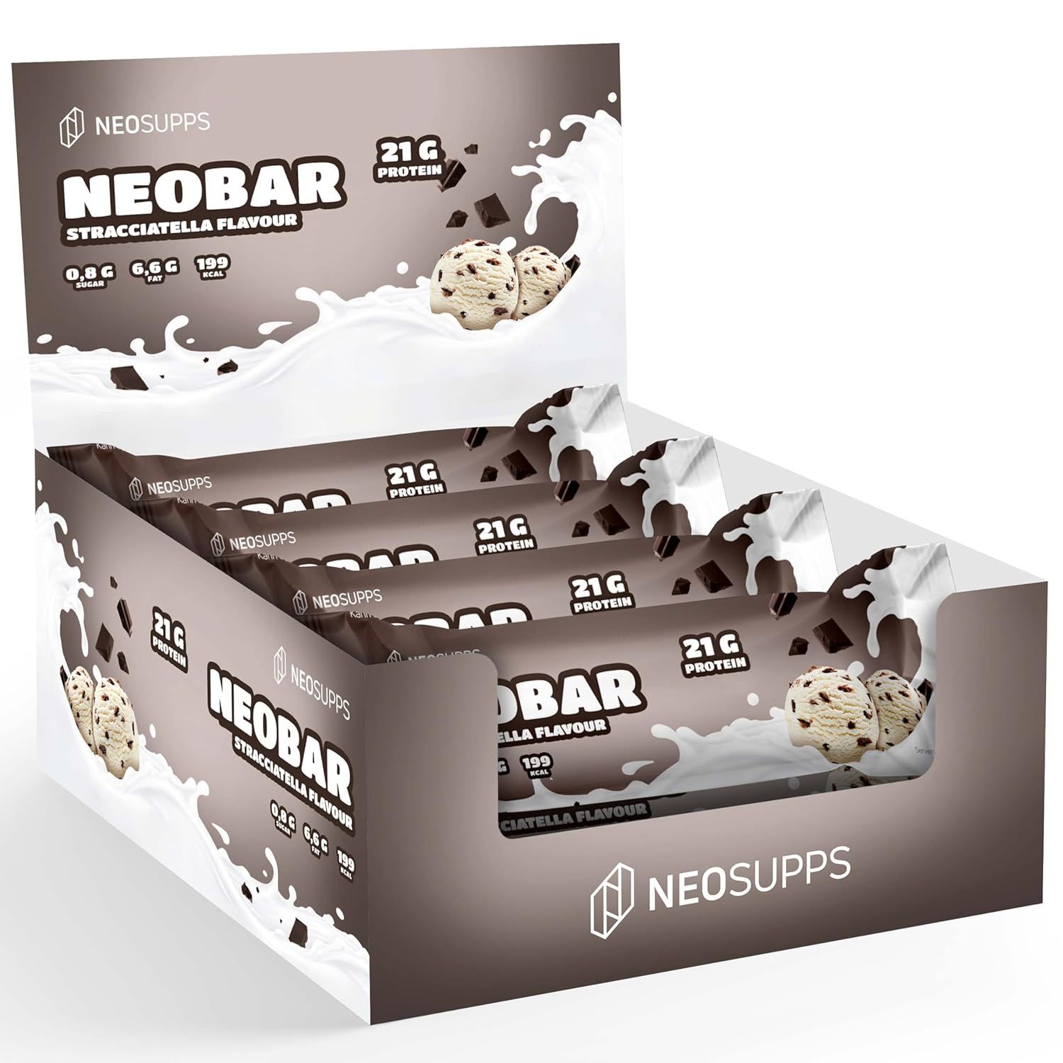 Schachtel mit NEOBAR Proteinriegeln. Aufdruck: NEOBAR, 21g Protein, Stracciatella Flavour. Logo von Neosupps. Hintergrund: Milchspritzer und Schokostücke.