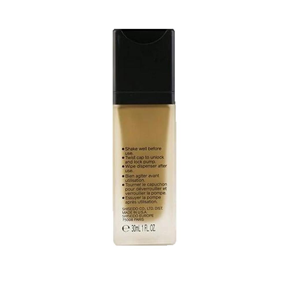 Transparente Flasche mit schwarzem Deckel. Enthält Foundation. Text: SHISEIDO, 30ml 1 FL OZ. Anweisungen auf Englisch und Französisch.